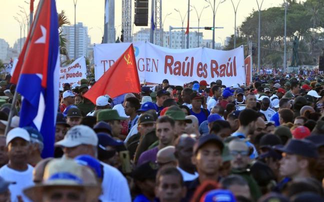 Miles de personas asisten a la marcha en apoyo al expresidente de Cuba Raúl Castro este viernes, en La Habana.