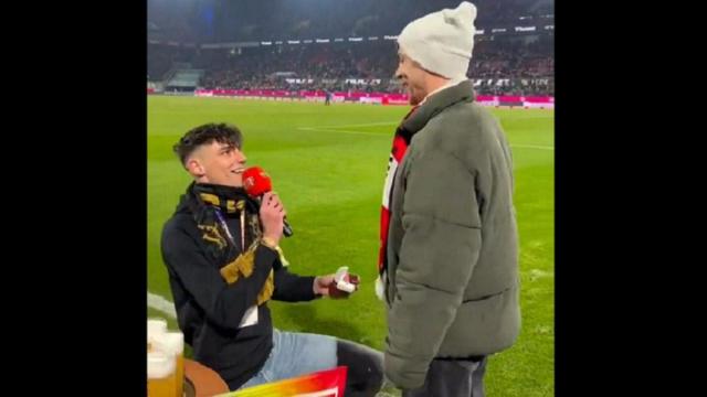 El árbitro, pidiendo matrimonio a su novio.