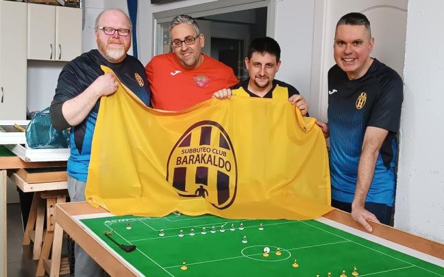 José Antonio Salazar, Joseba Alonso, Moy Ramos y Edu Martín, jugadores del equipo fabril.