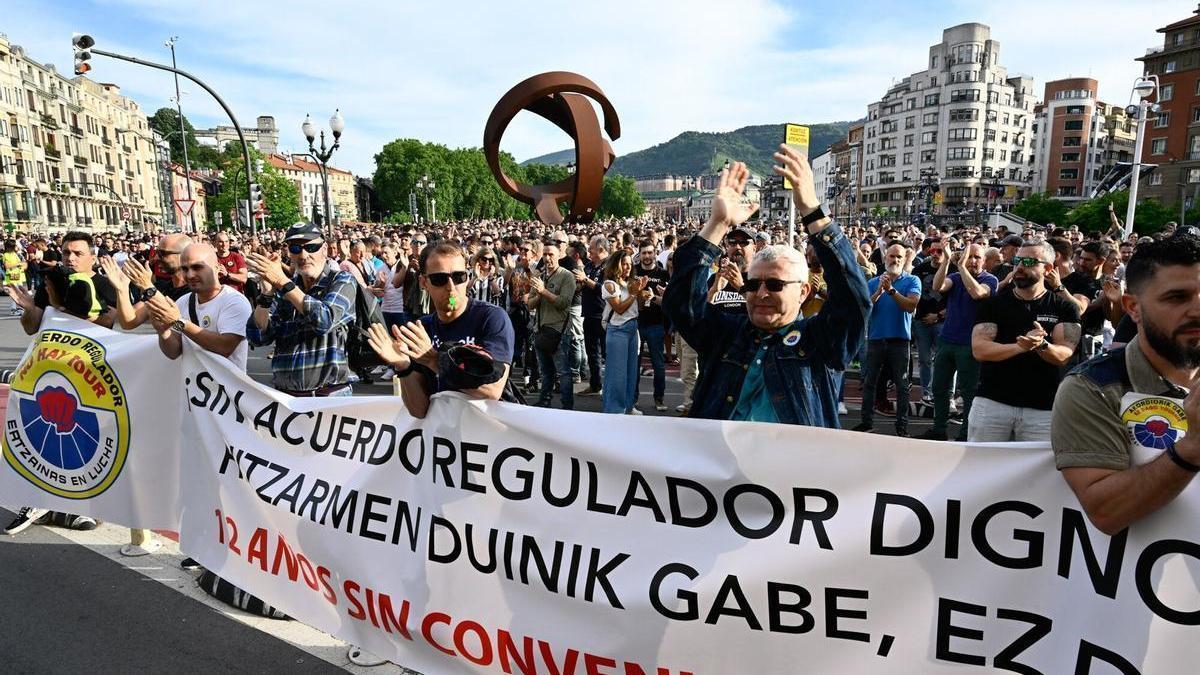 Agentes de la Ertzaintza durante la manifestación del lunes en Bilbao.