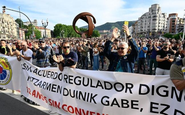 Agentes de la Ertzaintza durante la manifestación del lunes en Bilbao.