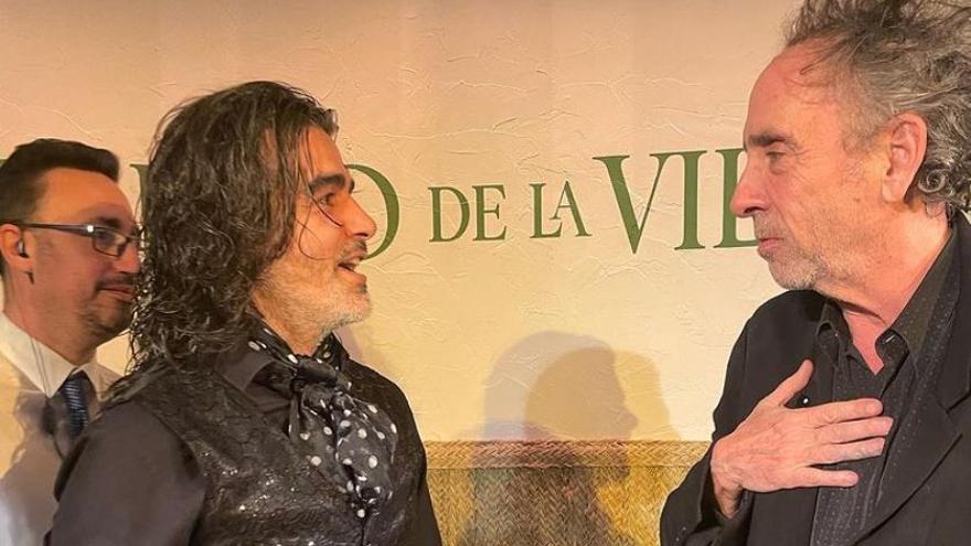 El artista Pol Vaquero junto al cineasta Tim Burton.
