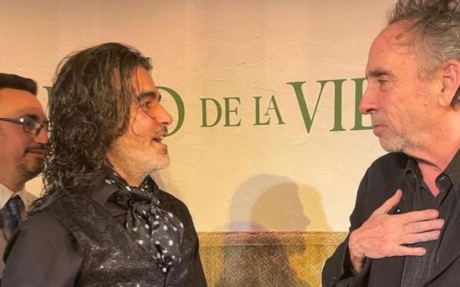 El artista Pol Vaquero junto al cineasta Tim Burton. El artista Pol Vaquero junto al cineasta Tim Burton.