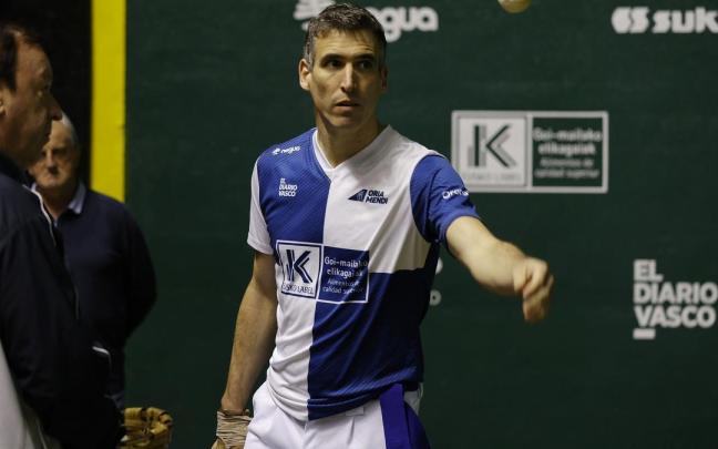 Javier Urriza, en una elección de material. / Maialen Andrés Javier Urriza, en una elección de material.