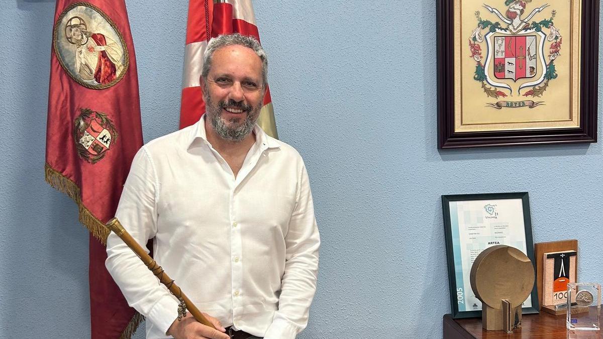 Gorka Beitia muestra con orgullo la makila de alcalde de Artea