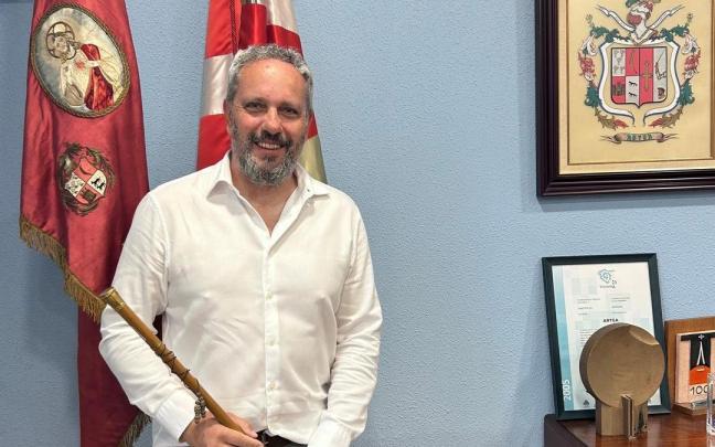 Gorka Beitia muestra con orgullo la makila de alcalde de Artea