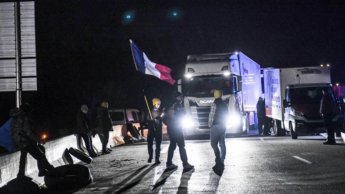 Campesinos franceses cortan la A9 en el sur de Perpignan (Francia) este jueves por la mañana.