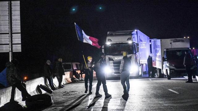 Campesinos franceses cortan la A9 en el sur de Perpignan (Francia) este jueves por la mañana.