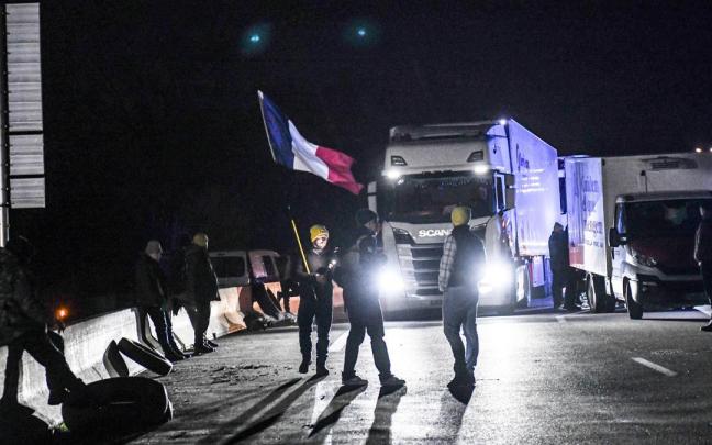 Campesinos franceses cortan la A9 en el sur de Perpignan (Francia) este jueves por la mañana.