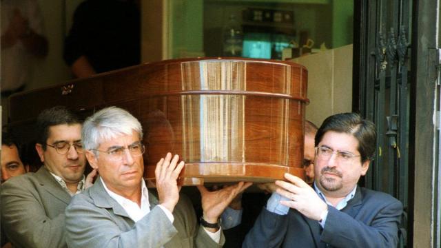Dirigentes del PSE-EE trasladan el féretro del exgobernador civil de Gipuzkoa Juan María Jauregi, asesinado por ETA en Tolosa el 29 de julio de 2000