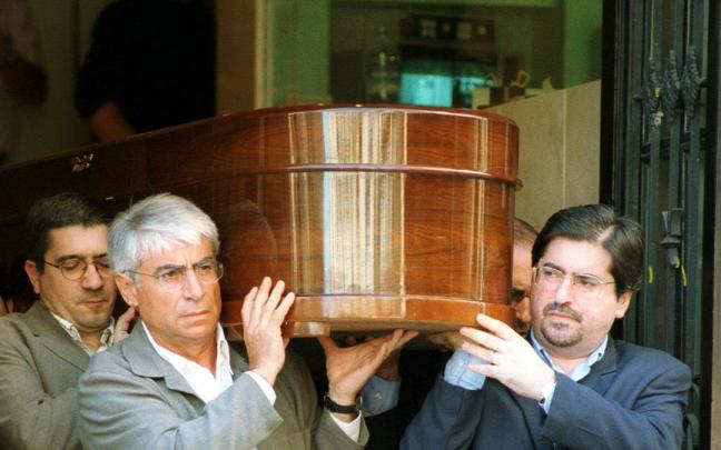 Dirigentes del PSE-EE trasladan el féretro del exgobernador civil de Gipuzkoa Juan María Jauregi, asesinado por ETA en Tolosa el 29 de julio de 2000 / EFE Dirigentes del PSE-EE trasladan el féretro del exgobernador civil de Gipuzkoa Juan María Jauregi, asesinado por ETA en Tolosa el 29 de julio de 2000