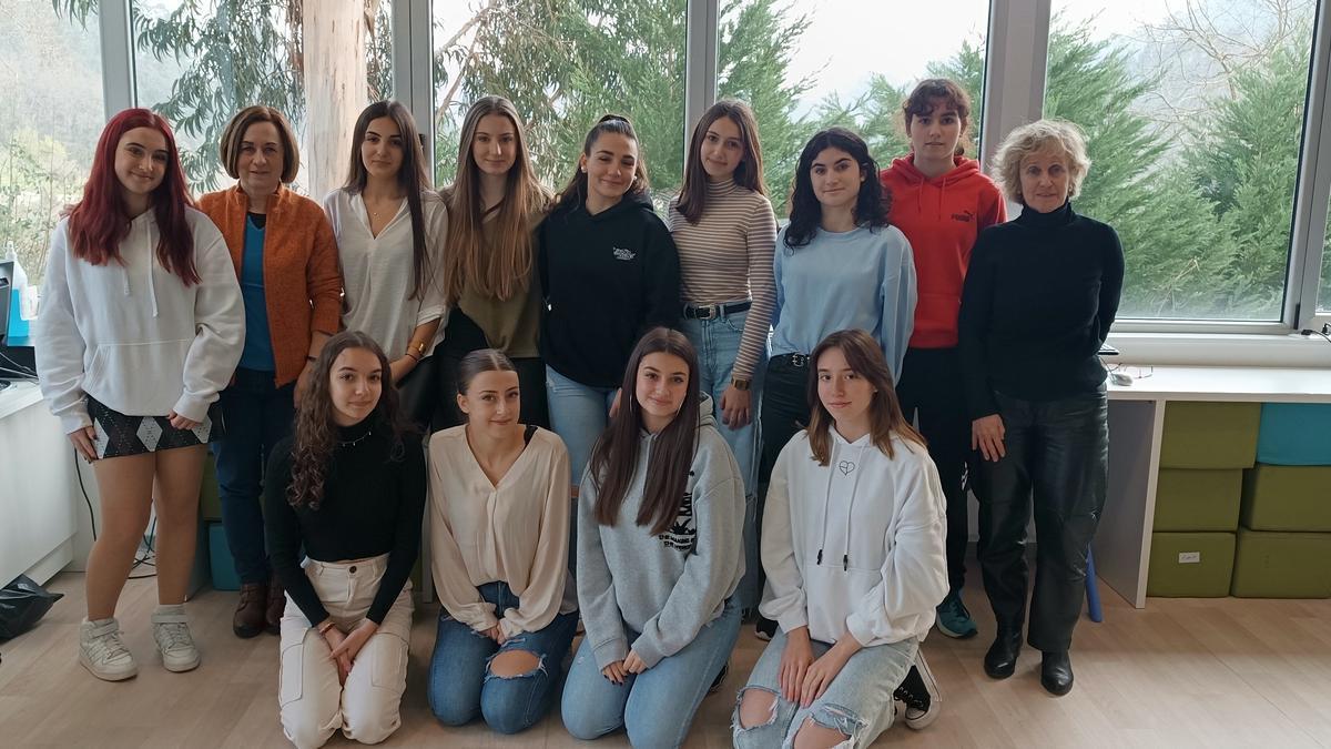 La directora, Adelaida Tellitu, y la profesora de Lengua, Blanca Rey, junto a las once integrantes del grupo motor de ‘Caminando por la =dad’.