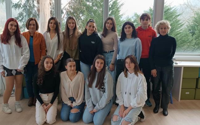 La directora, Adelaida Tellitu, y la profesora de Lengua, Blanca Rey, junto a las once integrantes del grupo motor de ‘Caminando por la =dad’.