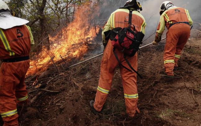 Bomberos de Asturias treabajan en el incendio de los concejos de Valdes y Tineo