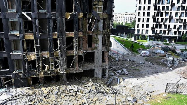 Los restos de un edificio de apartamentos bombardeado por Rusia en Kiev.