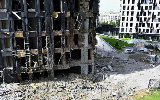 Los restos de un edificio de apartamentos bombardeado por Rusia en Kiev.