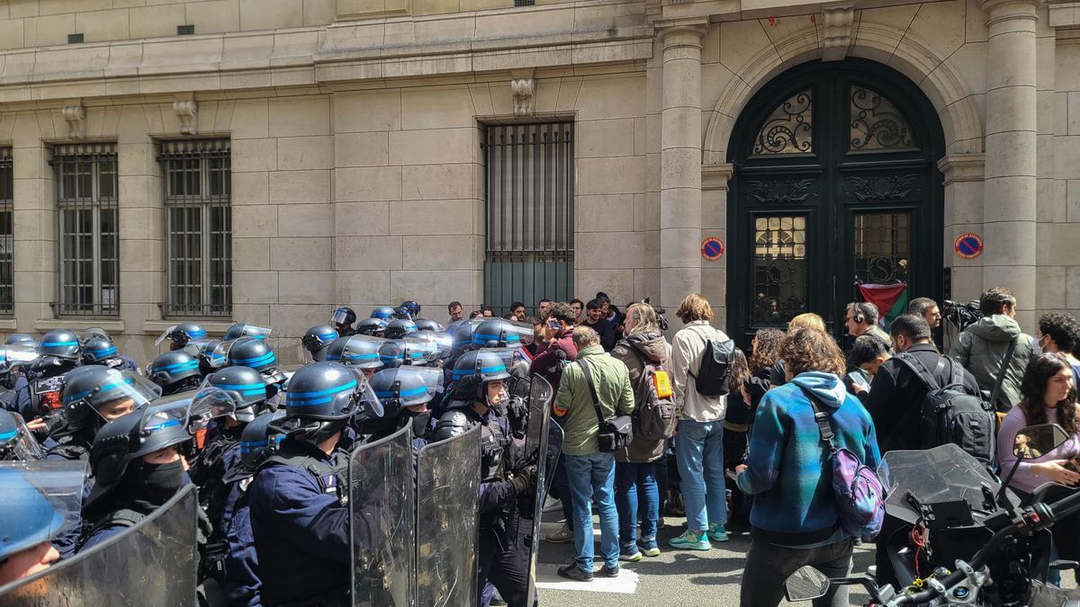 Protesta este lunes en la Universidad de la Sorbona para condenar los ataques de Israel contra Gaza.