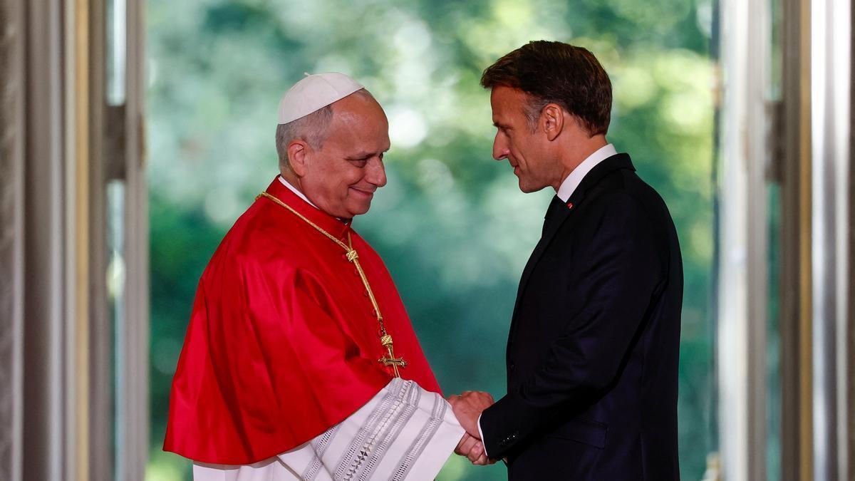 El Papa León XIV, recibido por el presidente galo, Emmanuel Macron, al inicio de su visita a Francia.