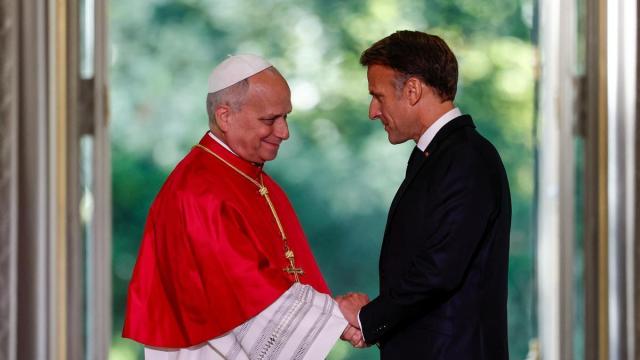 El Papa León XIV, recibido por el presidente galo, Emmanuel Macron, al inicio de su visita a Francia.