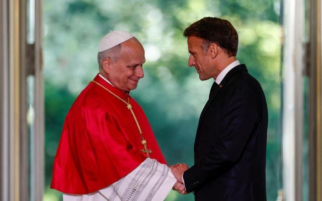 El Papa León XIV, recibido por el presidente galo, Emmanuel Macron, al inicio de su visita a Francia.