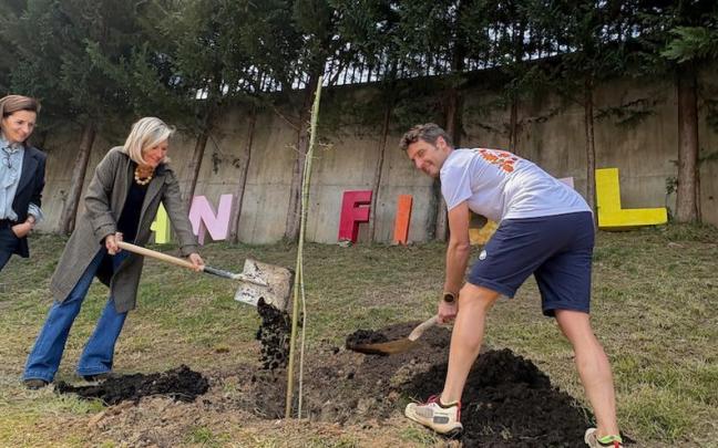 La plantación del retoño ha sido la primera actividad del programa conmemorativo del centro