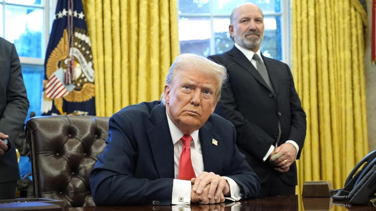 Donald Trump (c) junto con el secretario de Comercio de Estados Unidos, Howard Lutnick (i)