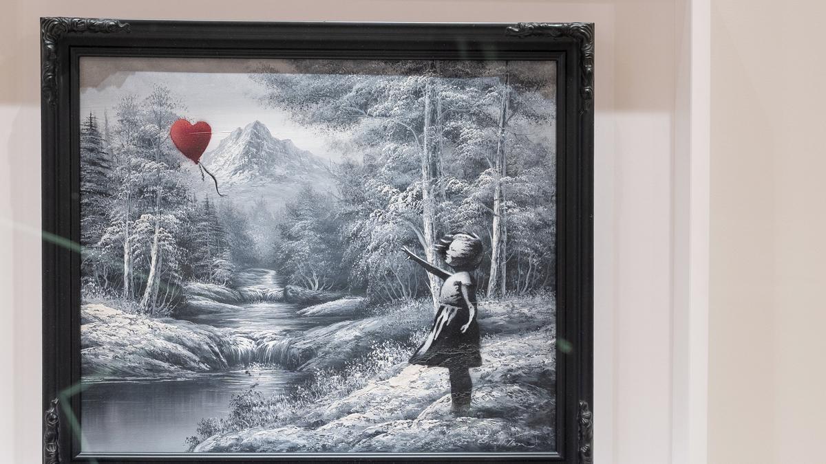 La obra 'Niña con globo en un paisaje encontrado'.
