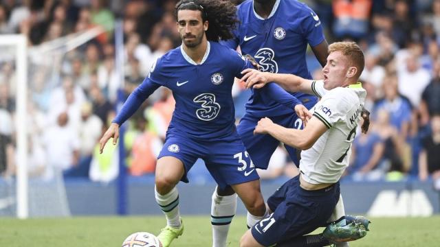 Cucurella y su melena, durante un partido del Chelsea.