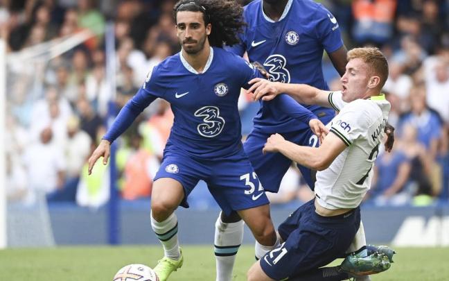 Cucurella y su melena, durante un partido del Chelsea.