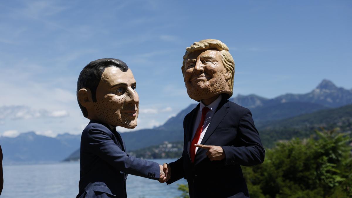 Activistas de Oxfam, caracterizados de Macron y Trump, durante una protesta en Évian.