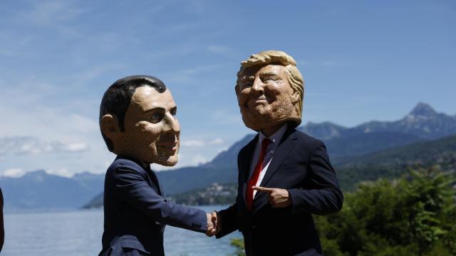 Activistas de Oxfam, caracterizados de Macron y Trump, durante una protesta en Évian.