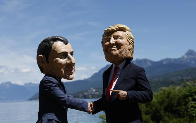 Activistas de Oxfam, caracterizados de Macron y Trump, durante una protesta en Évian.