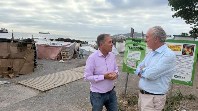 El presidente de la OMC, Tomás Cobo, y el presidente del Colegio de Médicos de Ceuta, Enrique Roviralta, en la Playa del Trampolín (Ceuta).