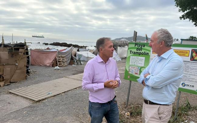 El presidente de la OMC, Tomás Cobo, y el presidente del Colegio de Médicos de Ceuta, Enrique Roviralta, en la Playa del Trampolín (Ceuta).