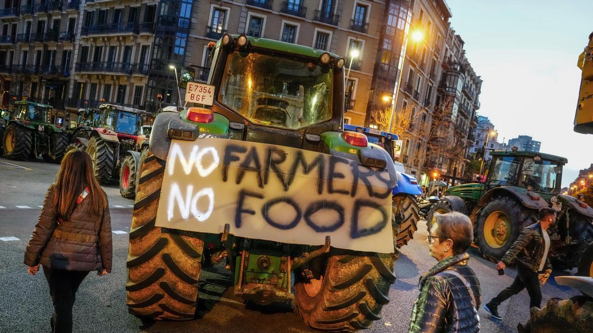 Agricultores protestan en el centro de Barcelona.