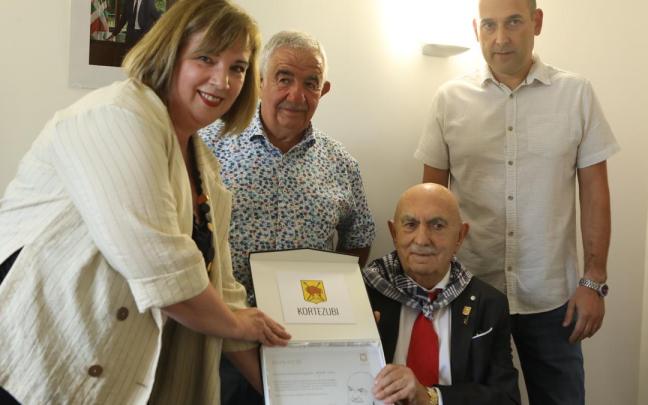 "Marko" recibe la placa del Ayuntamiento