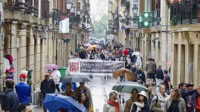 Manifestación contra la 'turistificación' en Donostia. / EFE Manifestación contra la 'turistificación' en Donostia.