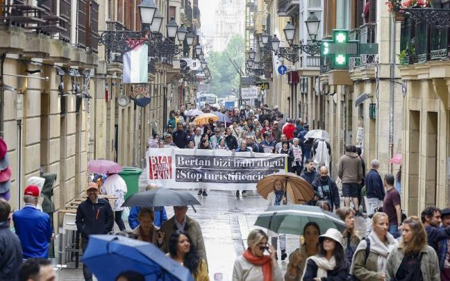 Manifestación contra la 'turistificación' en Donostia. / EFE Manifestación contra la 'turistificación' en Donostia.