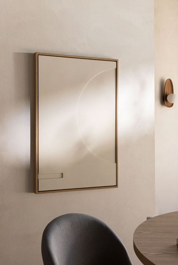 Cuadro en el mismo tono de la pared, que juega con las formas geométricas y el volumen.
