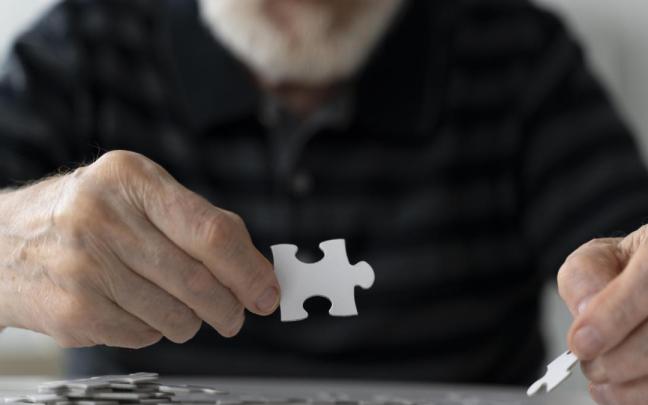 Un hombre haciendo un puzzle