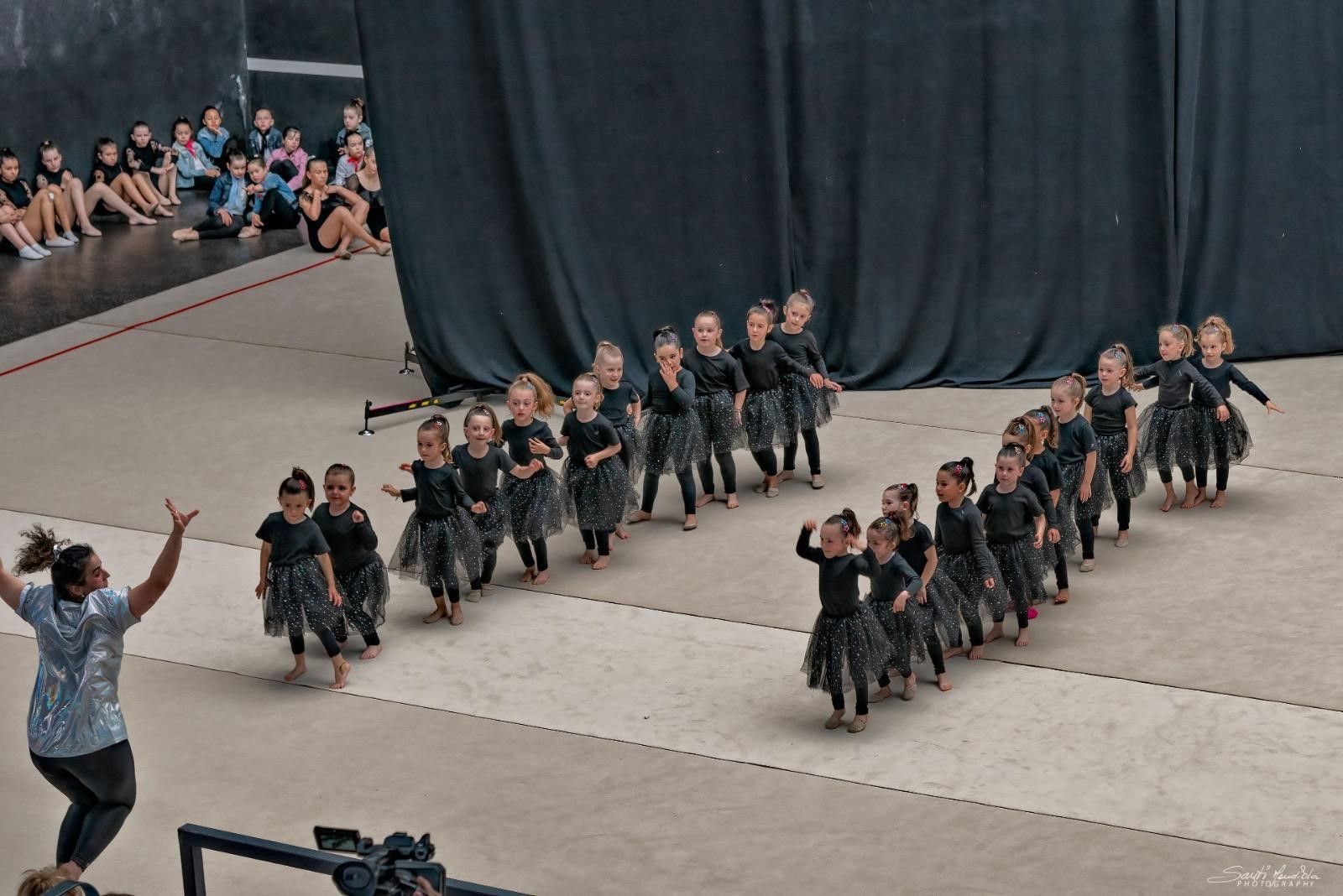 Las pequeñas gimnastas del Aloña en una puesta en escena.