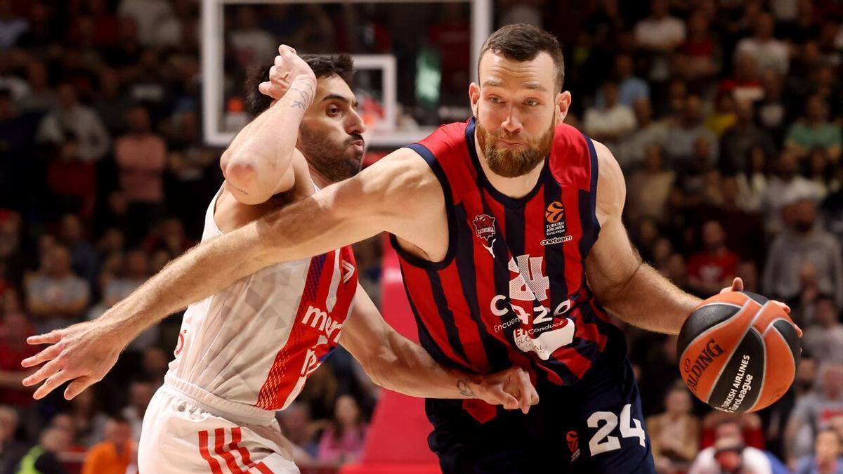 Costello pelea con Campazzo durante el duelo entre el Estrella Roja y el Baskonia de esta tarde.