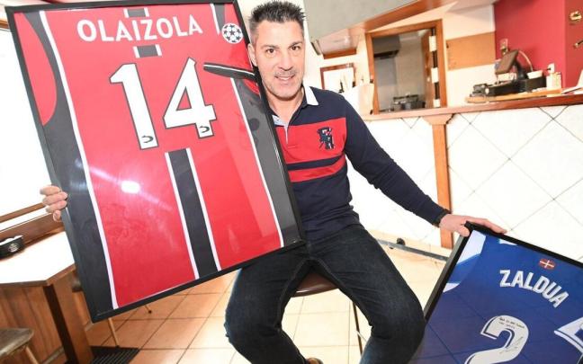 Javier Olaizola posa con su camiseta del Mallorca y la del extxuri-urdin Zaldua. / PEDRO MARTINEZ