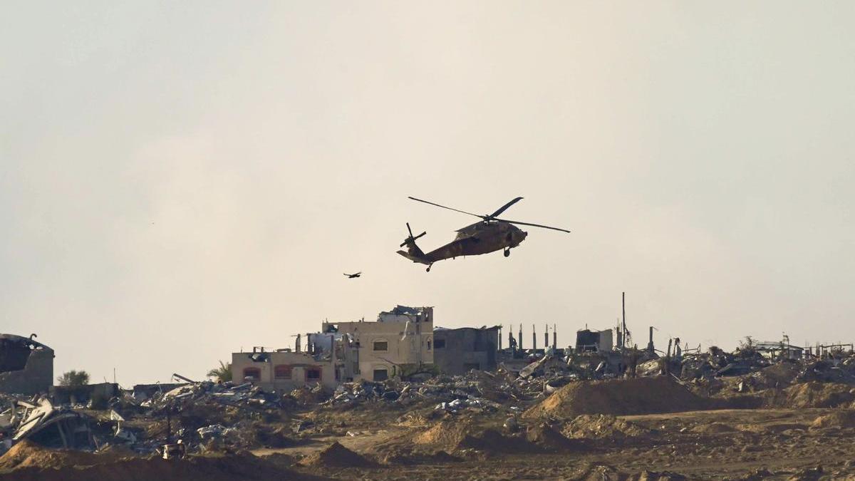 Un helicóptero militar de Israel sobrevuela la Franja de Gaza.