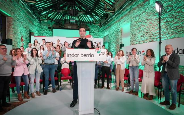 El candidato del PNV a lehendakari, Imanol Pradales, interviene durante un acto de su partido.