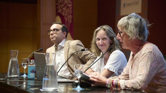 De izda a dcha, Mario Riverol, Maite Mendioroz y Amelia Lekunberri, en la charla organizada por la asociación Afan en el Planetario.