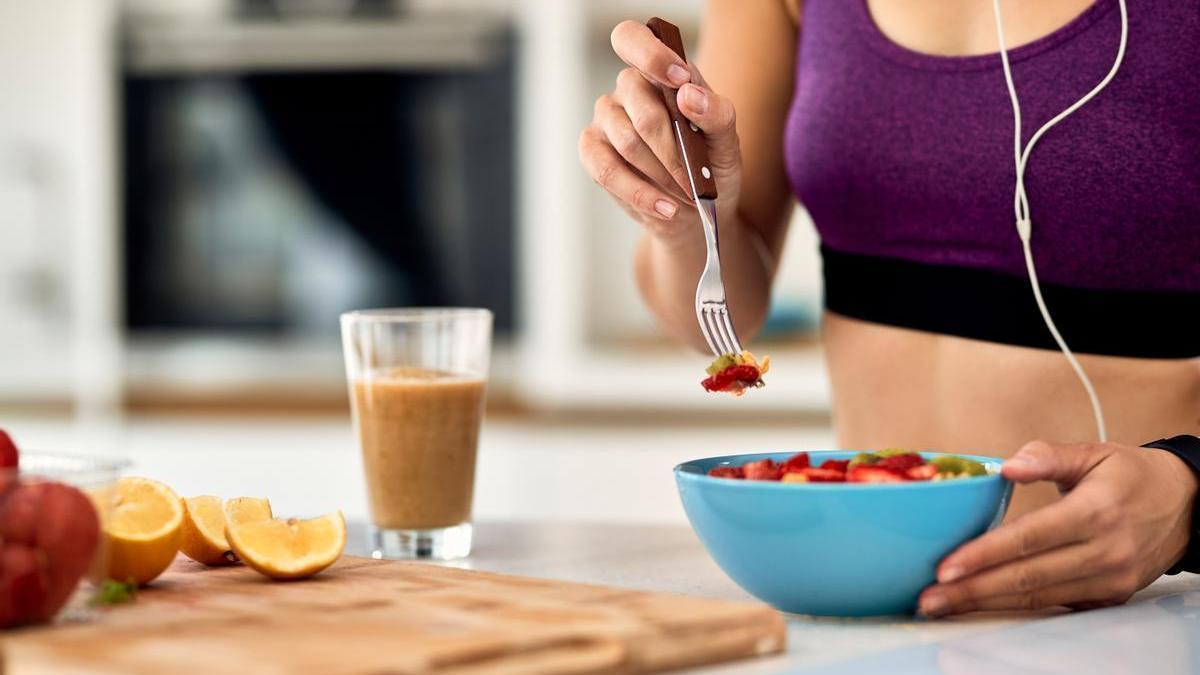 Chica desayuna después de hacer deporte