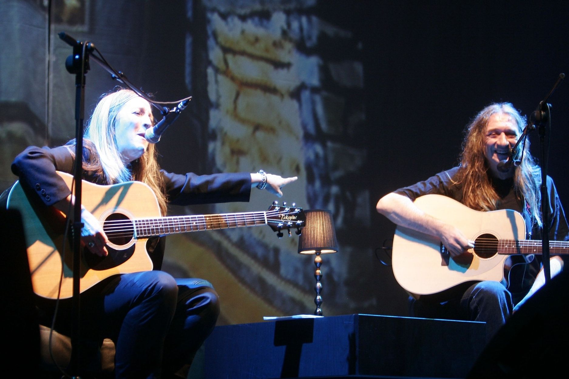 Tras la disolución del grupo en 2004, inició una carrera en solitario marcada por la autenticidad y la introspección.