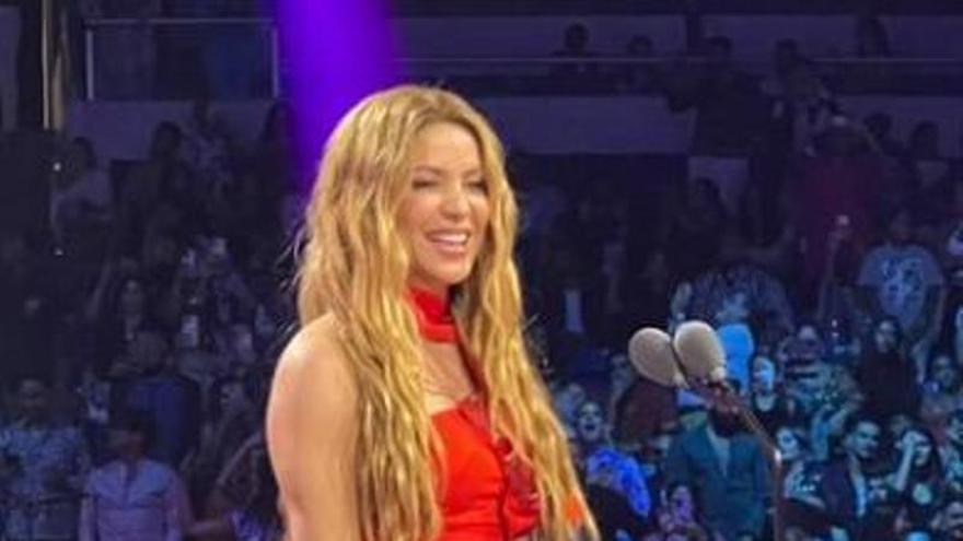 Shakira recoge sus premios sobre el escenario.