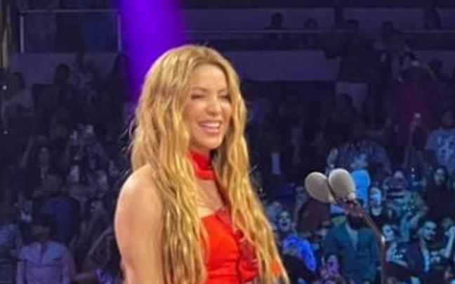 Shakira recoge sus premios sobre el escenario. Shakira recoge sus premios sobre el escenario.